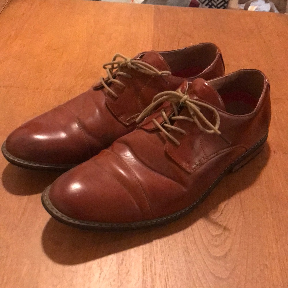 Men’s brown dress shoes